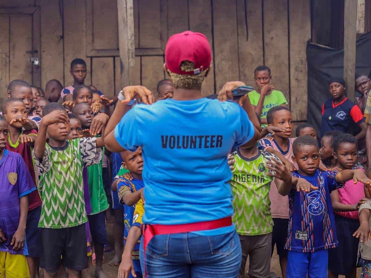 BLog 6 Rotarians delivering clothing to needy people