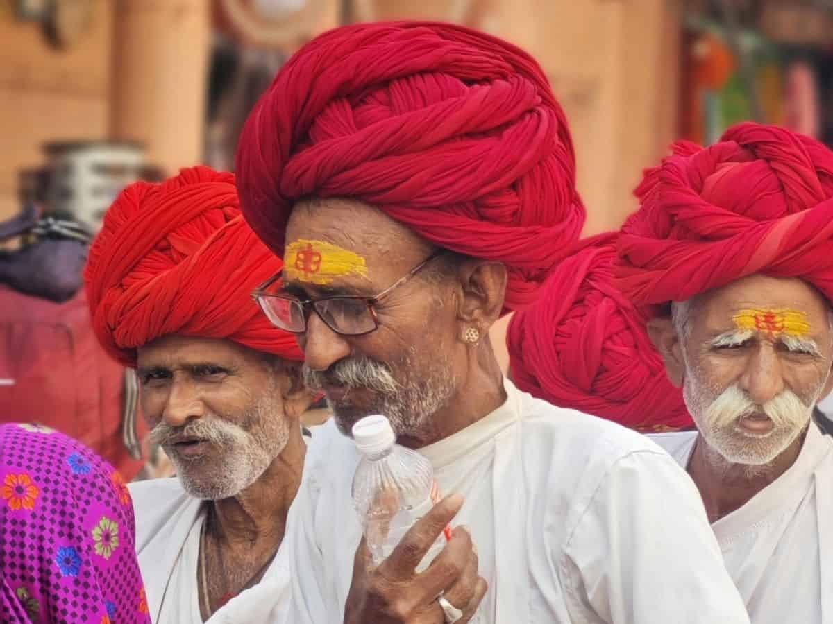 Blog 5 Rotarians delivering clothing to needy people